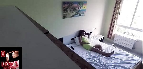  Sexo voyeur de una pareja joven en casa durante la cuarentena.